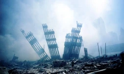 Les ruines des tours jumelles du World Trade Center après les attaques terroristes, le 11 septembre 2001