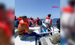Cette capture d'écran, tirée d'une vidéo fournie par la DHA le 30 août 2026, montre des passagers attendant d'être secourus en mer après le naufrage du ferry à bord duquel ils voyageaient ( DHA (Demiroren News Agency) / - )