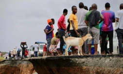 Des sinistrés du cyclone Idai le 19 mars 2019 sur la route entre Beira et Chimoio au Mozambique.