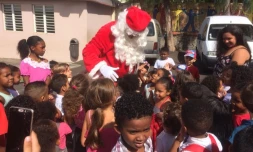 Père Noël, distribution de cadeaux, écoles maternelles, Angelo la mascotte