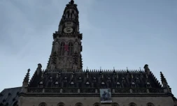 Des enquĂȘteurs de la police judiciaire devant le lycĂ©e Gambetta aprĂšs la mort d'un enseignant poignardĂ© lors d'un attentat islamiste, le 13 octobre 2023 Ă Arras, dans le Pas-de-Calais