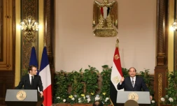 Le président égyptien Abdel Fattah al-Sisi (D) et son homologue français Emmanuel Macron (G) lors d'une conférence de presse conjointe le 28 janvier 2019 au Caire