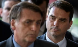 Le président brésilien Jair Bolsonaro (à gauche) et son fils aîné Flavio Bolsonaro, le 28 novembre 2018 à Brasilia