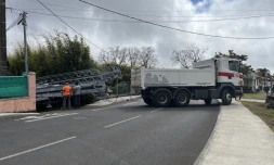 route Barrée à la plaine des palmistes avec camion et une grue
