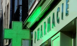 Signaler les sévices, lutter contre le charlatanisme et le dopage... Le très attendu nouveau code de déontologie des pharmaciens, publié jeudi au Journal officiel, s'adapte aux évolutions du métier ( AFP / Fred TANNEAU )