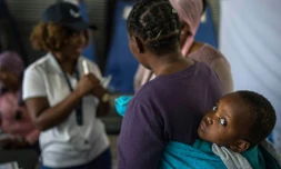 Des étudiants sud-africains expliquent le mode d'emploi des kits pour le test du sida, à Johannesburg, le 19 mars 2018