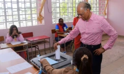 L'ancien Premier ministre et candidat de l'Alliance du changement Navin Ramgoolam dans un bureau de vote de Port-Louis à Maurice, le 10 novembre 2024 ( L'Express Maurice / Rishi ETWAROO )