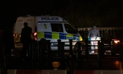 Des policiers le 26 août 2017 près du Queen Victoria Memorial proche de Buckingham Palace où des policiers ont été attaqués au couteau