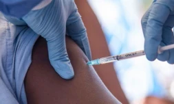 Une personne reçoit un vaccin contre la grippe le 8 octobre 2015 à Lille