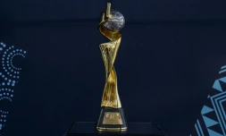 Le trophée de la Coupe du monde féminine de football, exposé le 14 avril 2023 à New York