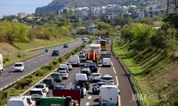 Route du littoral : collision entre une moto et une voiture, 13 km d’embouteillage en direction de Saint-Denis