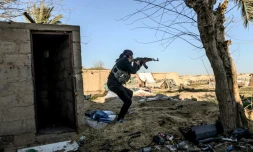 Un combattant des Forces démocratiques syriennes, près de Baghouz en Syrie, le 9 mars 2019