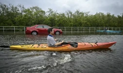 Un habitant fait du kayak dans une rue inondée à cause de l'ouragan Idalia, à Tampa en Floride, le 30 août 2023 ( AFP / Miguel J. RodriguezCarrillo )