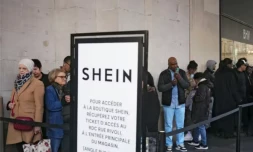 Des personnes font la queue devant le Bazar de l'HÎtel de Ville (BHV) à Paris, le jour de l'ouverture du premier magasin physique du géant asiatique du commerce en ligne Shein, le 5 novembre 2025 ( AFP / Dimitar DILKOFF )