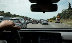 A bord de la "voiture trafic" du journaliste de Radio Vinci Autoroutes Denis Costat, dans un embouteillage près d'Orange, dans le sud-est de la France, sur l'autoroute A7, le 16 août 2024