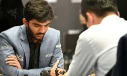 Le joueur d'échecs indien Dommaraju Gukesh face au Chinois Ding Liren, le 12 décembre 2024 à Singapour