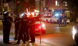 Des policiers de Toronto dans Danforth Street, sur la scène de la fusillade qui a fait deux morts, le 23 juillet 2018