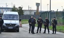 Des policiers devant la prison de haute sécurité de Condé-sur-Sarthe (Orne), le 13 novembre 2025. (JEAN-FRANCOIS MONIER / AFP)