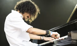 William Mendelbaum se produit pour la première fois à Los Angeles