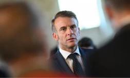 Emmanuel Macron, lors de la visite de l'abbaye bénédictine de Pontlevoy (Loir-et-Cher), le 19 septembre 2025. (ELIOT BLONDET / AFP)