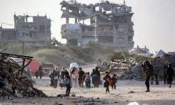 Des personnes fuient la ville de Beit Hanoun, dans le nord de l'enclave palestinienne, et arrivent avec leurs biens à Gaza, le 18 mars 2025. (BASHAR TALEB / AFP)