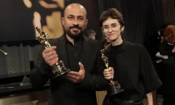   Hamdan Ballal avec Rachel Szor, coréalisatrice de « No Other Land », après la réception du trophée du meilleur documentaire, aux Oscars, à Los Angeles, le 2 mars 2025. 