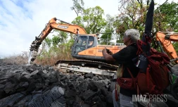 Route des laves : le brise-roche s'attaque à la lave refroidie, les travaux de reconstruction de la RN2 démarrent ce lundi 