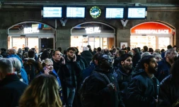 Des passagers attendent leur train en retard Ă la gare de Strasbourg, dans le bas-Rhin, le 26 avril 2024