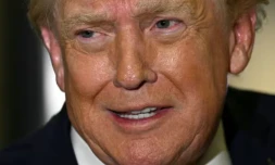 Le président américain Donald Trump à bord d'Air Force One le 4 janvier 2026 ( AFP / Jim WATSON )