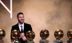 Lionel Messi pose avec ses six Ballons d'Or après son dernier sacre le 2 décembre 2019 à Paris
