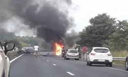Deux voitures en feu sur la quatre voies.