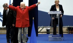 Jean-Marie Le Pen, à gauche, et sa fille Marine, à droite, le 1er mai 2015, à Paris ( AFP / KENZO TRIBOUILLARD )