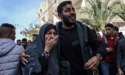 Des proches réagissent aprÚs la découverte du corps d'une victime d'un bombardement israélien sur une voiture à Rafah, dans le sud de la bande de Gaza, le 8 janvier 2024 ( AFP / - )