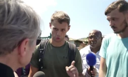 Élisabeth Borne interpellée par deux professeurs à Mayotte ce lundi 30 décembre 2024. - BFMTV