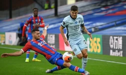 Le défenseur de Crystal Palace Joel Ward (g) tacle le milieu américain de Chelsea Christian Pulisic, le 7 juillet 2020 à Selhurst Park, à Londres