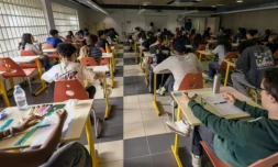 Des lycéens se préparent à débuter l'écrit du bac français, à Marseille, le 11 juin 2026 ( AFP / MIGUEL MEDINA )