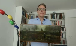 Photo fournie par le détective néerlandais Arthur Brand qui le montre en train de poser avec le tableau de Van Gogh intitulé "Le jardin du presbytère de Nuenen au printemps" le 11 septembre 2023 à Amsterdam ( ARTHUR BRAND / Handout )
