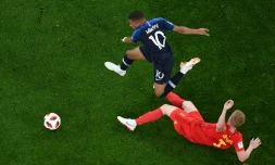 L'attaquant français Kylian Mbappé (g) à la lutte avec le Belge Kevin De Bruyne lors de la demi-finale, à Saint-Pétersbourg, le 10 juillet 2018