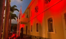 Saint-Paul : l'Hôtel de ville en rouge pour soutenir la lutte contre les cancers du sang