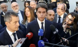 Le ministre de l'Intérieur, Gérald Darmanin (gauche) et celui de l'Education Gabriel Attal (centre) en visite dans une école privée juive à Sarcelles (Val-d'Oise), le 11 octobre 2023 ( AFP / Geoffroy Van der Hasselt )