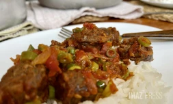 Rosmy vous prépare un rougail saucisses aux fleurs zoignon