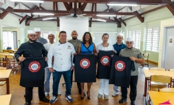 Région Réunion: Céline Sitouze participe au "Grand repas" au lycée Paul Langevin à Saint-Joseph