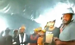 Image prise par une camĂ©ra endoscopique et diffusĂ©e par le DĂ©partement de l'information et des relations publiques (DIPR) de l'Uttarakhand le 21 novembre 2023, montrant un groupe d'ouvriers bloquĂ©s Ă l'intĂ©rieur d'un tunnel en construction, plusieurs jours aprĂšs son effondrement dans l'Ătat de l'Uttarakhand, en Inde