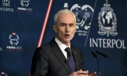 JĂŒrgen Stock, secrĂ©taire gĂ©nĂ©ral d'Interpol, lors d'une confĂ©rence de presse, le 27 novembre 2023 Ă Vienne, en Autriche ( AFP / JOE KLAMAR )