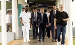 Le ministre de la Justice Gerald Darmanin (c) visite la prison de Rémire-Montjoly en Guyane lors de sa visite, le 19 mai 2025 ( AFP / Ronan LIETAR )
