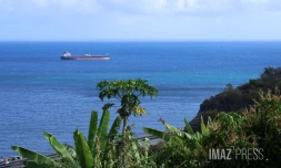 La Possession : le pétrolier de la flotte fantôme russe arrive en baie de la Possession