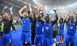 Les joueurs français fêtent avec le public leur qualification pour les demi-finales de l'Euro en battant l'Islande, le 3 juillet 2016 au Stade de France
