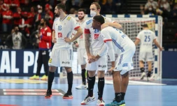 Les joueurs français, après leur défaite, 34-33 face à la Suède, en demi-finale de l'Euro de handball, le 28 janvier 2022 à Budapest