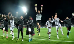 Les joueurs de la Juventus fêtent leur victoire sur la pelouse de la Fiorentina, le 24 avril 2016