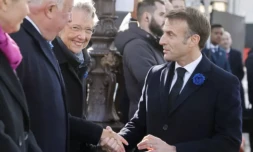 Le président Emmanuel Macron (d) et la PremiÚre ministre Elisabeth Borne (3e à g) lors des cérémonies du 11 novembre 2023 à Paris ( POOL / Ludovic MARIN )